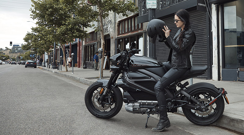 mulher motociclista