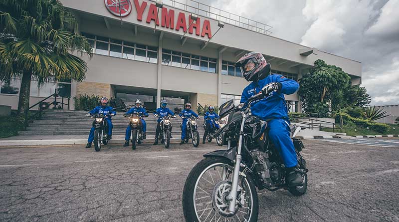 Saindo da fábrica da Yamaha de Crosser