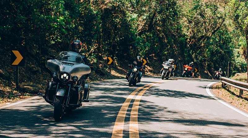 estrada dos romeiros de Harley-Davidson