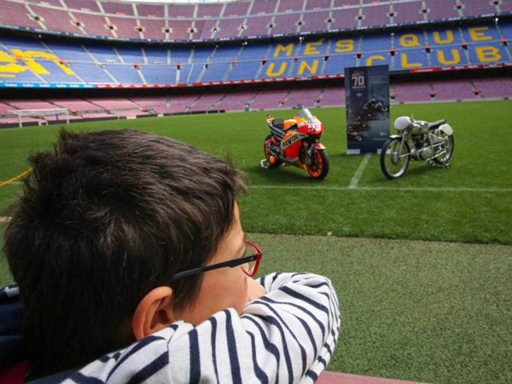 criança admirando motos