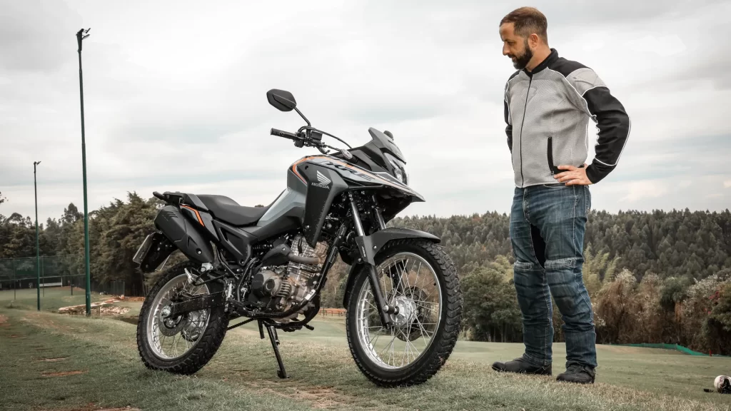 Nova geração da Honda XRE 190 Adventure na cor cinza no modelo 2025