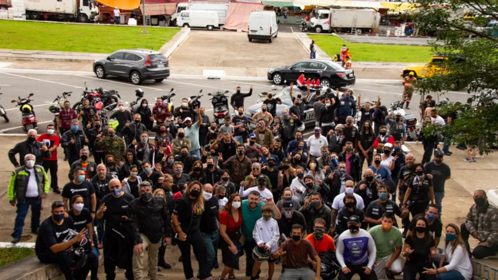 motociclistas reunidos em evento beneficente