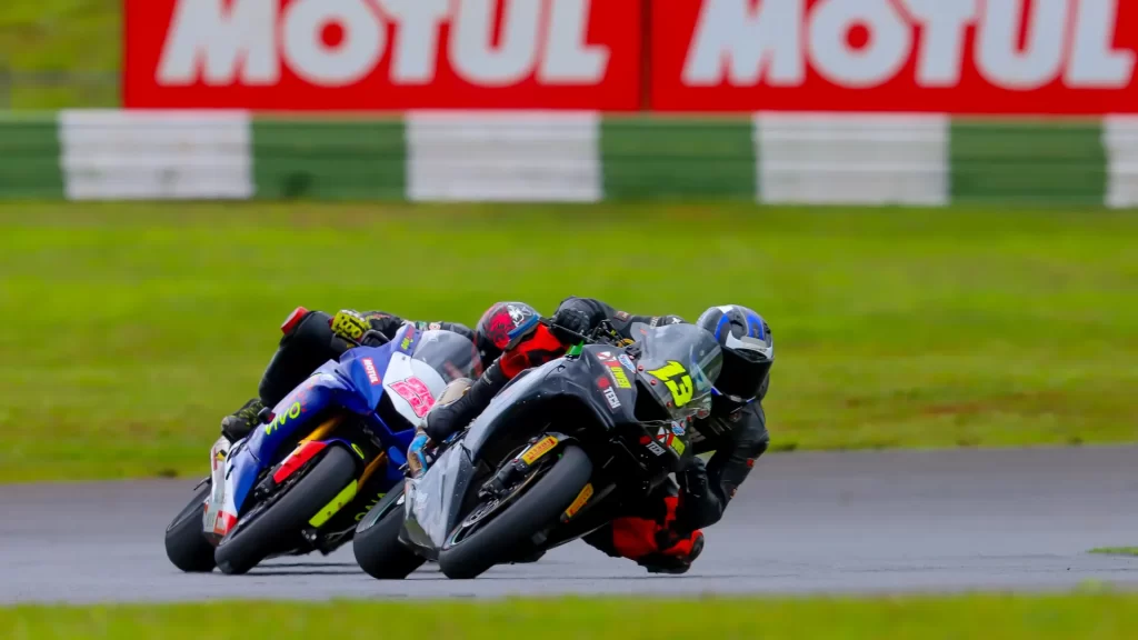 corrida de motovelocidade no moto1000gp 