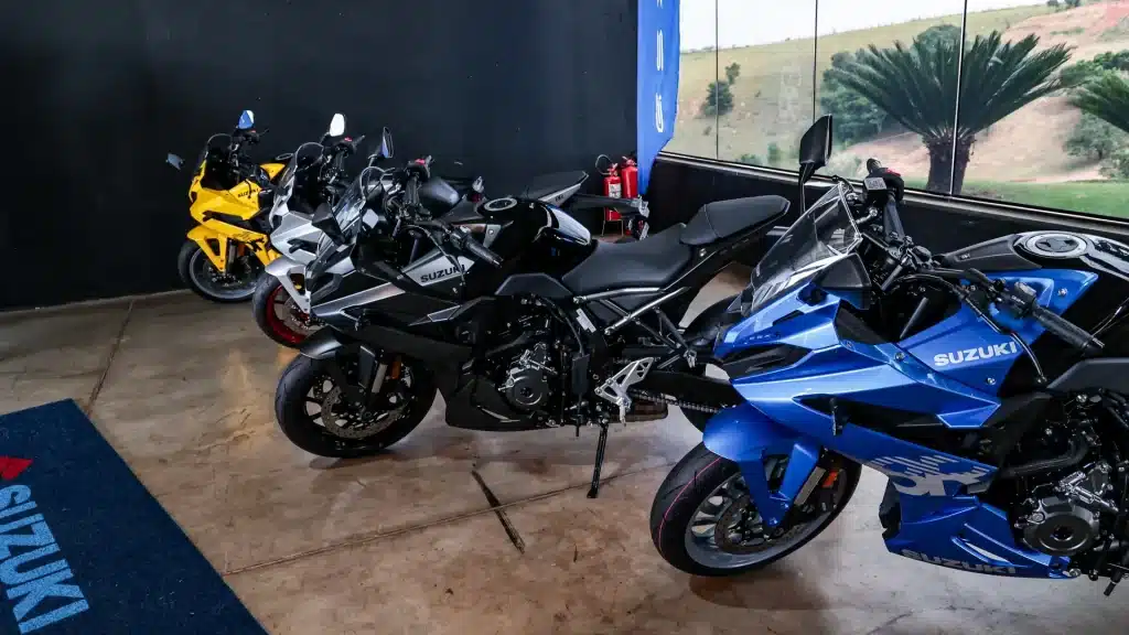 Imagem mostra todas as cores disponíveis da Suzuki GSX-8R 2025: azul, prata, preta e amarela