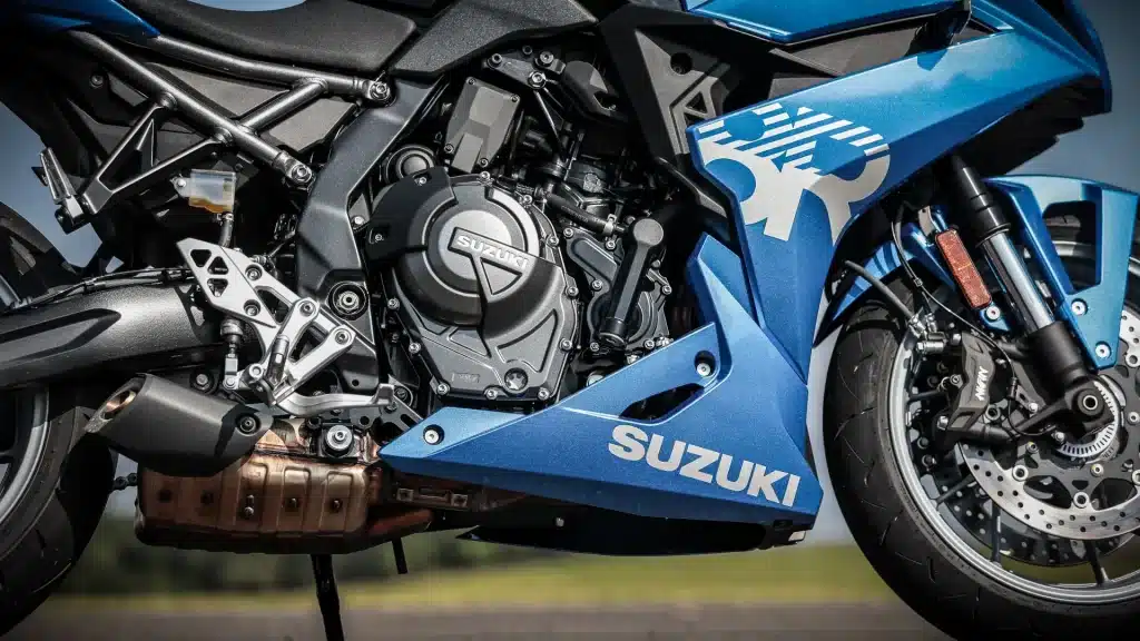Detalhe do motor da Suzuki GSX-8R com escape 2x1 e chassi em aço