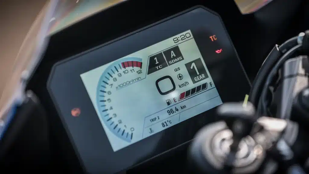Painel digital TFT da Suzuki GSX-8R com indicador de marcha e modo de pilotagem