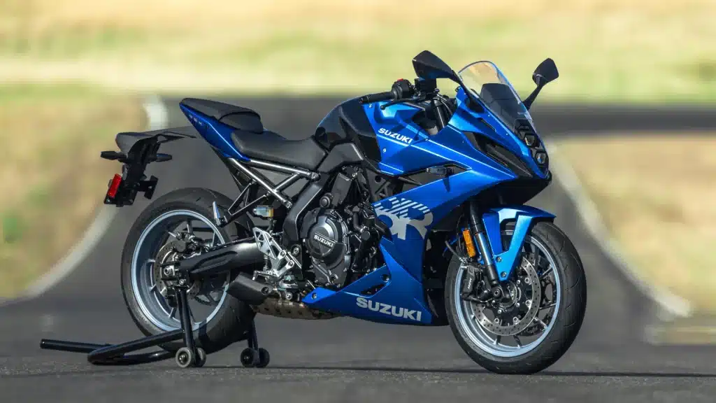 GSX-8R azul parada no cavalete