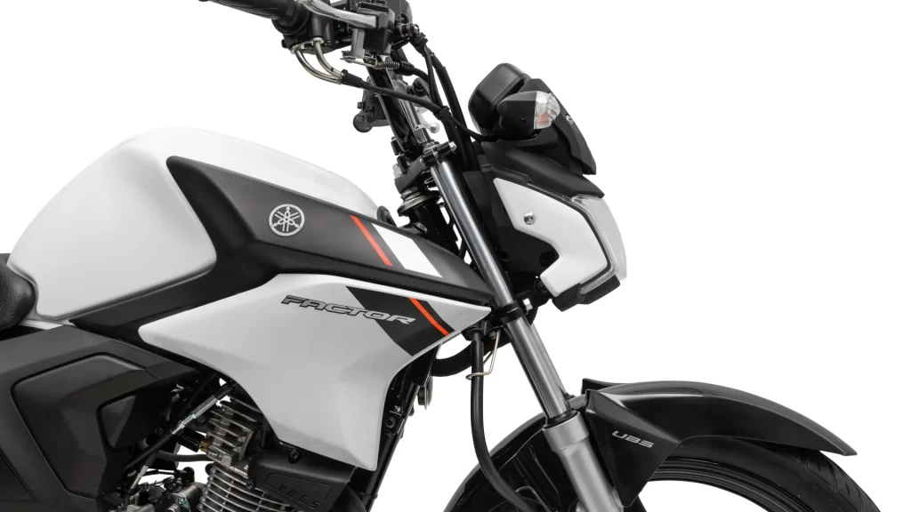 Motocicleta Yamaha branca estacionada