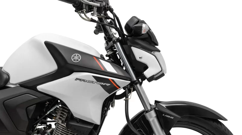 Motocicleta Yamaha branca estacionada