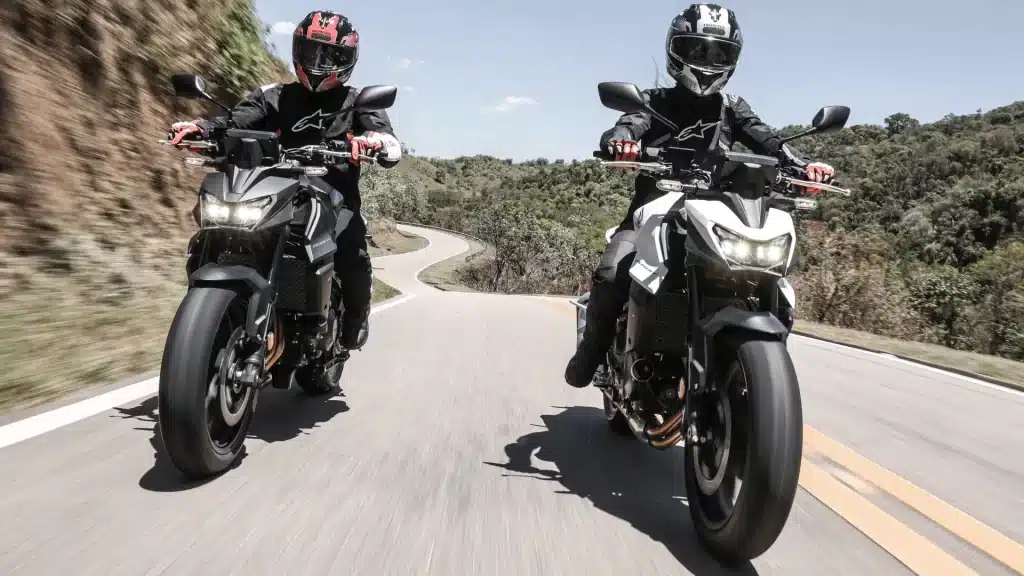 Hornet 750 em duas cores