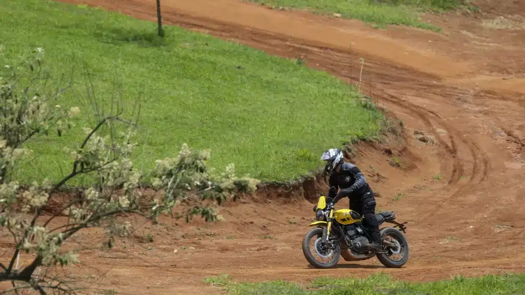 pilotando a Scrambler 400XC