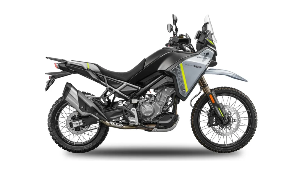 CFMOTO Ibex 450 cinza vista de lado, com motor e rodas raiadas à mostra.