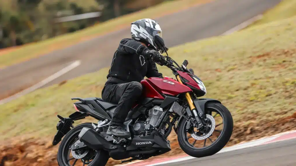 Honda CB 300F Twister 2027 vermelha durante primeiro contato em pista