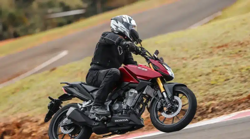 Honda CB 300F Twister 2027 vermelha durante primeiro contato em pista