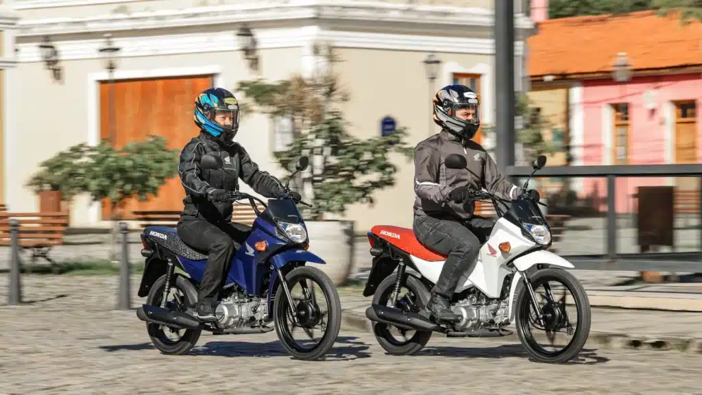 Honda Pop 110i ES 2027 azul e branca em circulação
