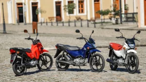 Honda Pop 110i ES 2027 nas cores vermelha, azul e branca