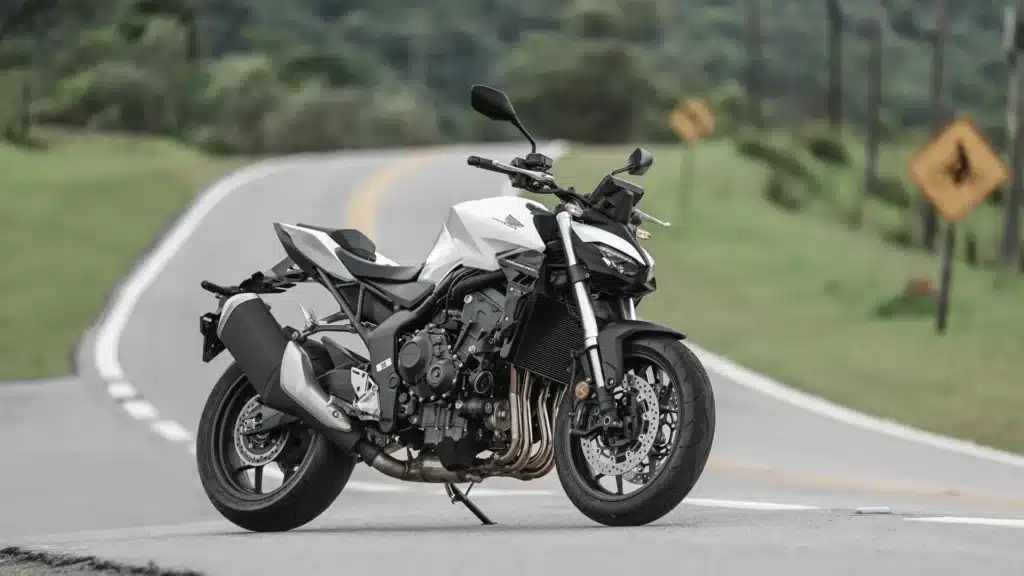 Honda CB1000 Hornet 2027 em Branco Perolizado, parada na estrada, vista três quartos frontal