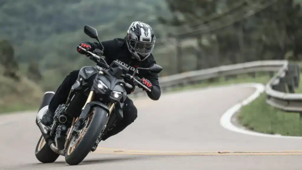 Piloto inclina a Honda CB1000 Hornet SP 2027 em curva de estrada de serra