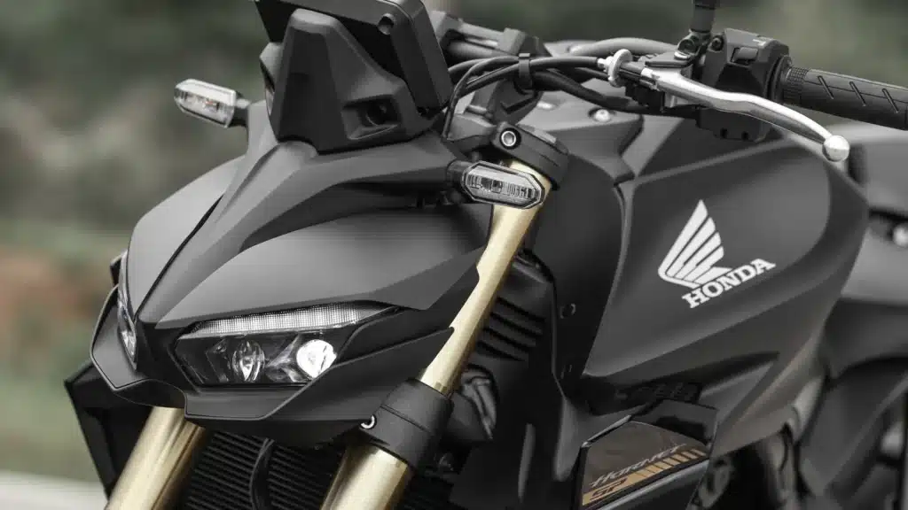 Frente da Honda CB1000 Hornet SP 2027 com farol duplo em LED, garfo dourado e logo Honda no tanque