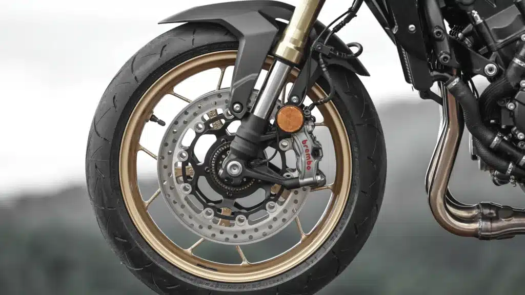 Pinça Brembo Stylema e disco flutuante na roda dianteira dourada da Honda CB1000 Hornet SP 2027