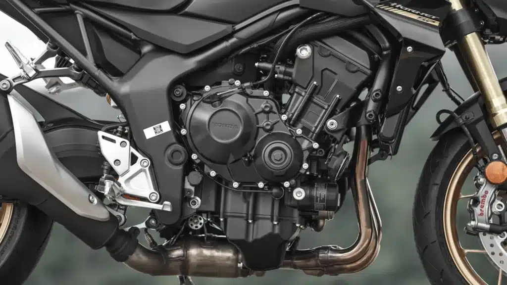 Motor quatro cilindros em linha de 1.000 cm³ da Honda CB1000 Hornet SP 2027, com escape 4-2-1